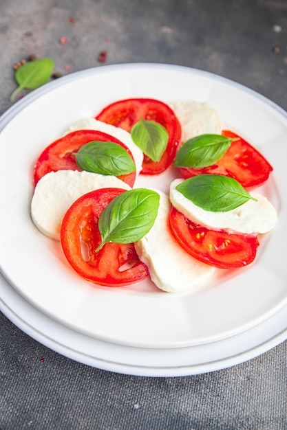 salade capresemozzarella basilic tomate plat frais repas sain nourriture collation sur la table copie espace