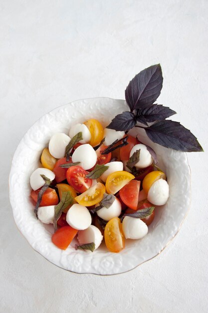 Salade Caprice dans une assiette blanche