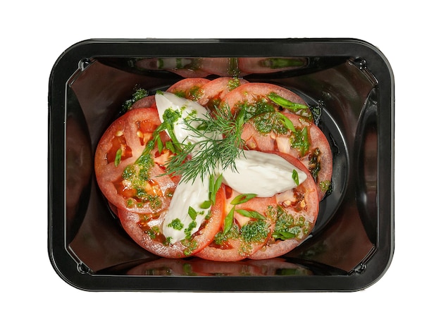 Salade de carpaccio aux tomates Dans un conteneur de livraison de nourriture Fond blanc Vue de dessus Isolé