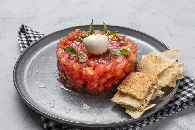 Salade de carpaccio de tomates maison avec mozzarella, huile d'olive et basilic avec pain arabe. Concept d'alimentation saine