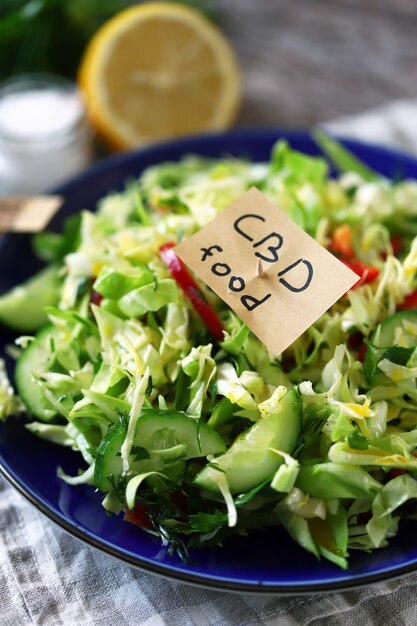 Salade de CBD avec chou frais, herbes et concombre.