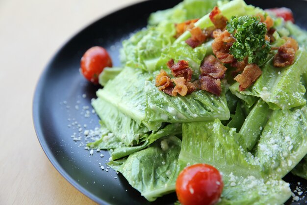 Salade Ceacar sur fond de bois