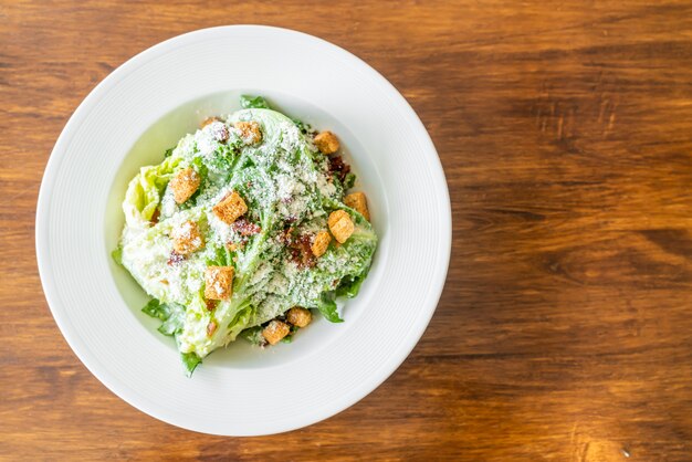 Salade César sur assiette blanche