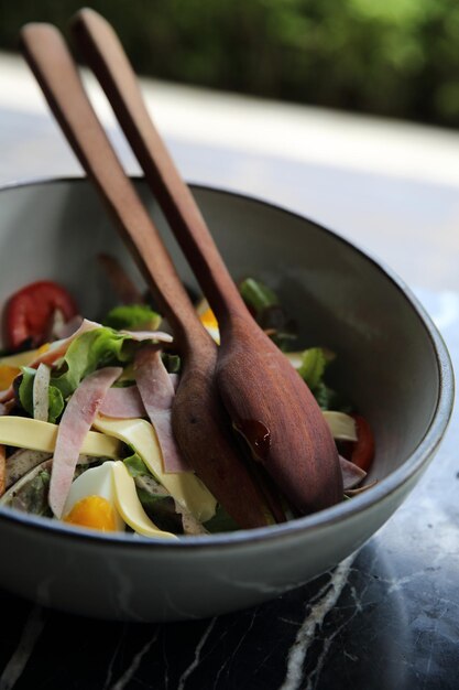 Salade césar au jambon et oeufs