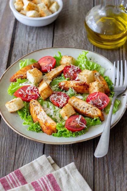 Salade César au poulet. Alimentation saine. Diète. Recettes.