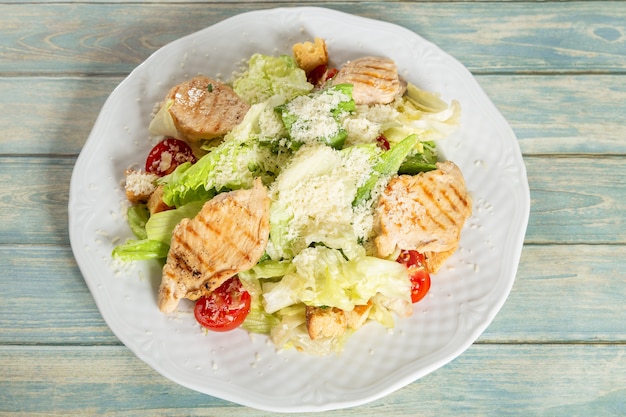 Salade César au poulet et au parmesan