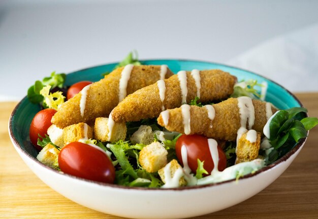 Salade césar au poulet et fromage