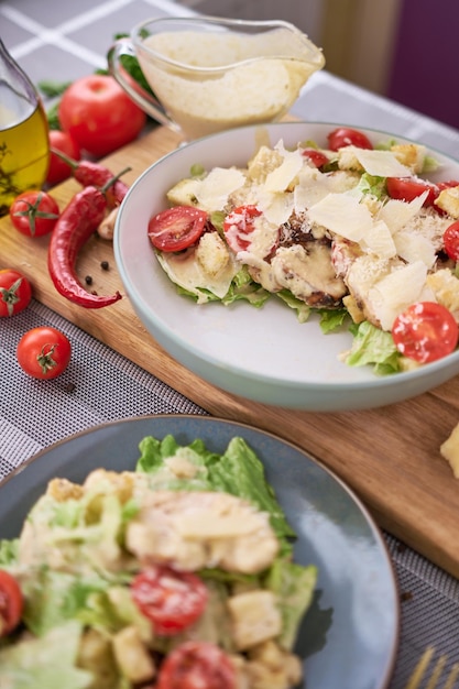 Salade César au poulet grillé sain avec tomates au fromage et croûtons