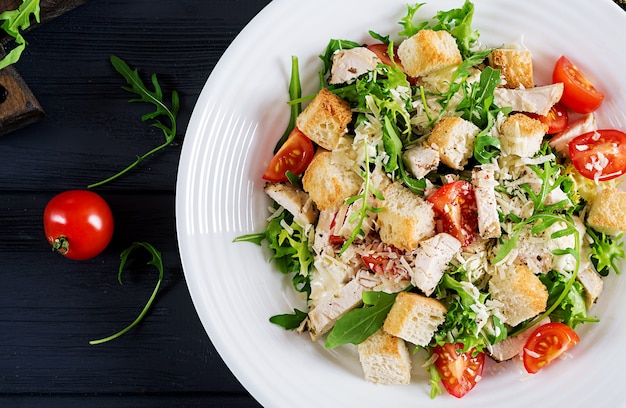 Salade César Au Poulet Grillé Et Sain Avec Tomates, Fromage Et Croûtons.