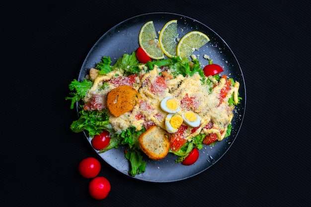 Salade César au Poulet Grillé Saine avec Fromage et Croûtons