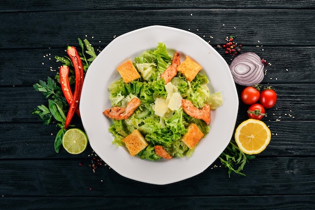 Salade César au poulet et légumes frais Sur un fond en bois Vue de dessus Espace de copie