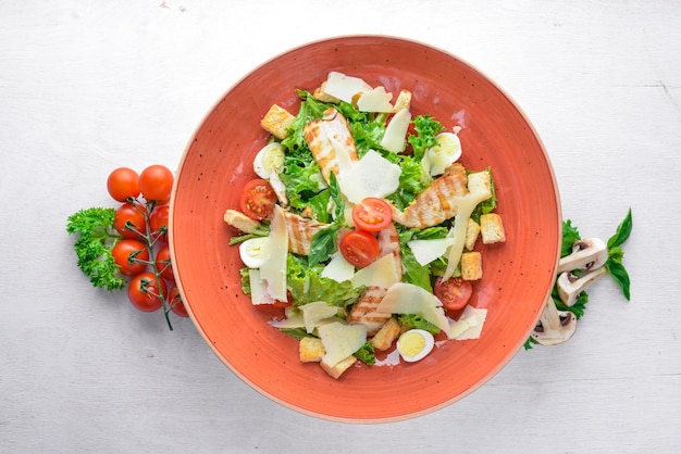 Salade César au poulet et légumes frais Sur un fond en bois Vue de dessus Espace libre pour votre texte