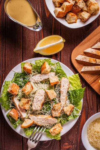 Salade César au poulet maison avec fromage et croûtons.