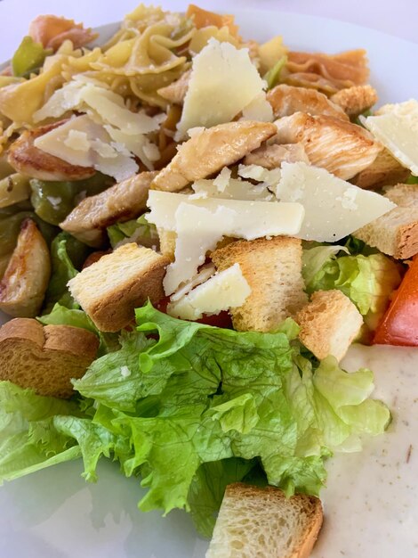 Salade césar au poulet mozzarella et tomates cerises