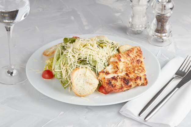 Salade César au poulet, parmesan et croûtons de blé sur blanc