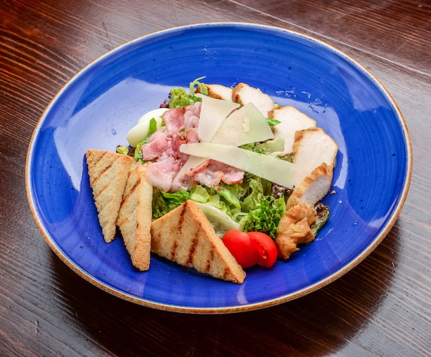 Salade César au poulet. Salade César avec poulet grillé sur plaque.