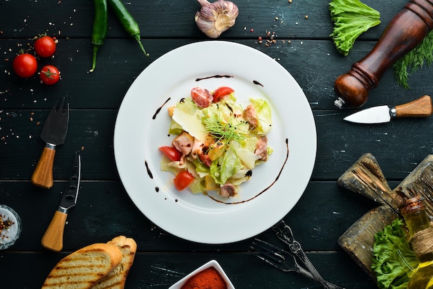 Salade César au saumon et légumes frais Vue de dessus Espace libre pour votre texte