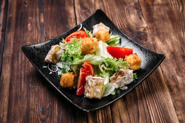 Salade César au tofu frit et fromage frit