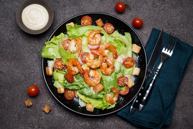 Salade César aux crevettes, croûtons et parmesan, vue de dessus