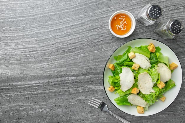 Salade César aux légumes verts et poitrine de poulet au poivre noir à l'huile de sésame pour les amoureux de la santé