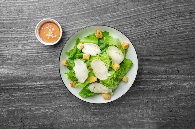 Salade César aux légumes verts et poitrine de poulet au poivre noir à l'huile de sésame pour les amoureux de la santé