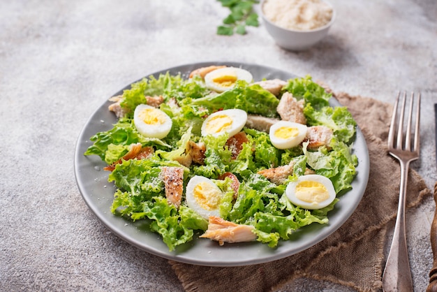 Salade César aux œufs, poulet et parmesan