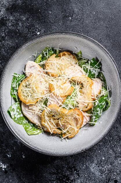 Salade César classique avec poitrine de poulet grillée, parmesan et laitue romaine.