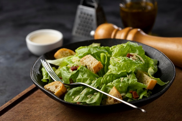 Salade césar avec croûtons et bacon.