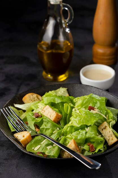 Salade césar avec croûtons et bacon.