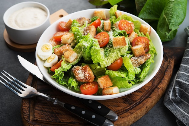 Salade César avec filet de poulet, tomates cerises et croûtons, cuisine italienne traditionnelle, gros plan