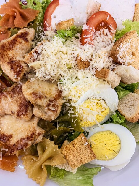 Salade césar fraîche au poulet gros plan salade césar à la maison ou dans la salle à manger dans un concept d'aliments sains