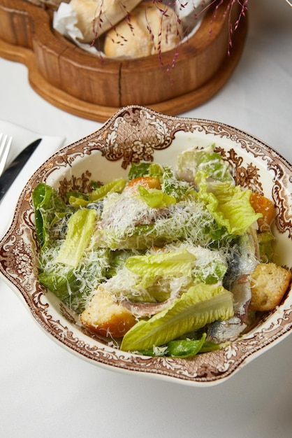 Salade césar fraîche aux anchois sur une belle assiette