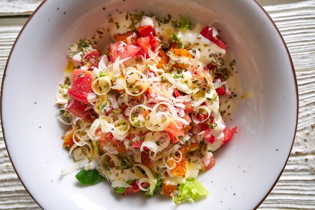 Salade César avec laitue au fromage tomate