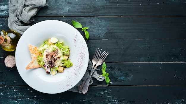 Salade César de légumes au veau Dans l'assiette Vue de dessus Espace libre pour votre texte Style rustique