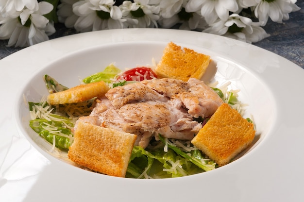 Salade César savoureuse sur une assiette blanche