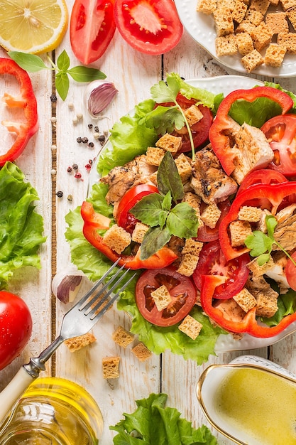 Salade César sur surface rustique