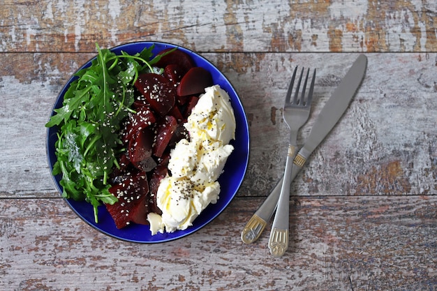 Salade céto aux betteraves, roquette et mascarpone.