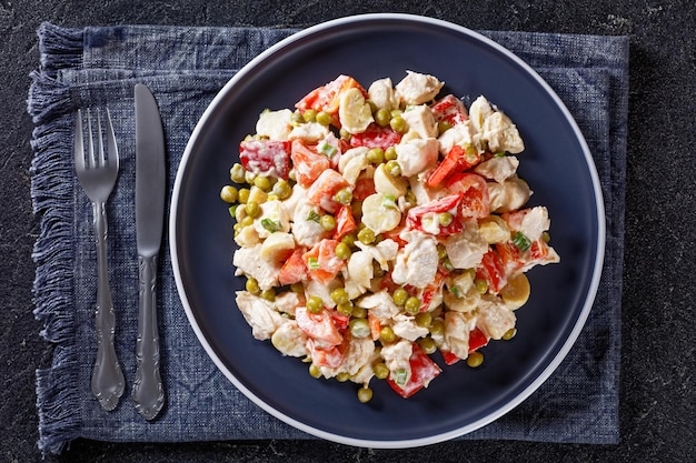 Salade de champignons légumes poulet sur une assiette