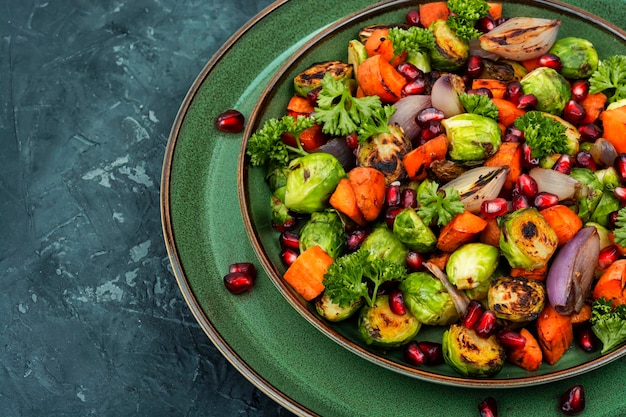 Salade chaude avec des légumes colorés grillés