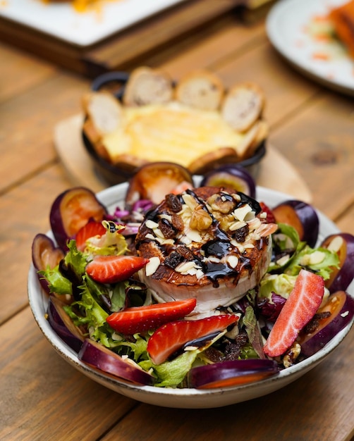 Salade de chèvre gourmande avec vinaigrette balsamique.