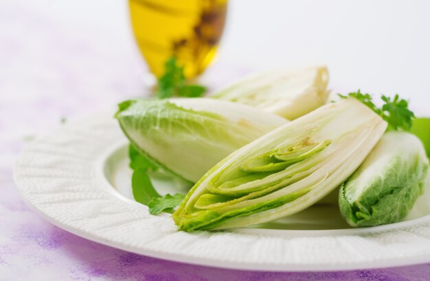 Salade de chicorée fraîche et saine (witloof) sur une assiette. Menu diététique. Nourriture saine.