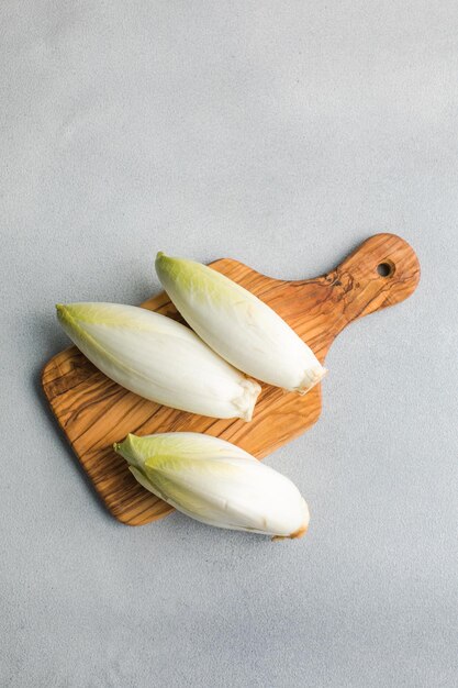 Salade de chicorée isolé sur fond blanc