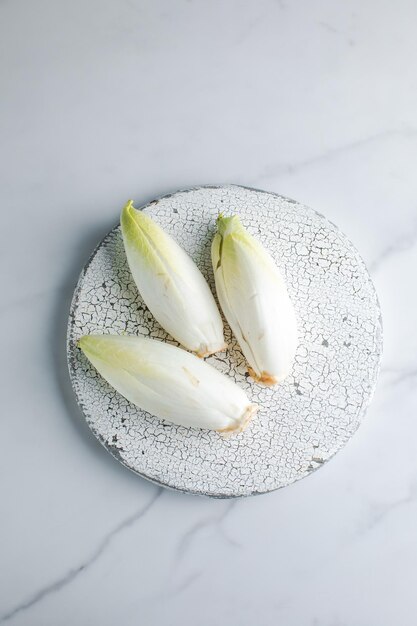 Salade de chicorée isolé sur fond blanc