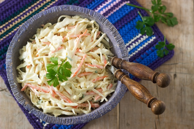 Salade de chou au chou et carottes avec vinaigrette mayonnaise.