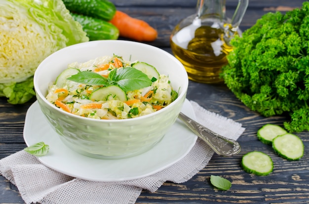 Salade de chou au concombre dans un bol