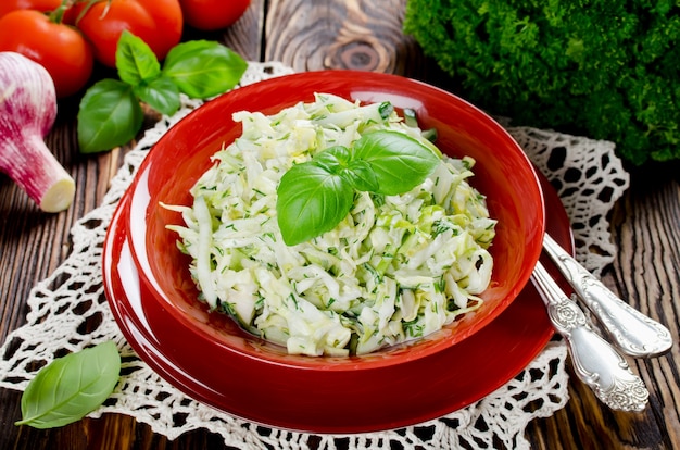 Salade de chou au concombre dans un bol