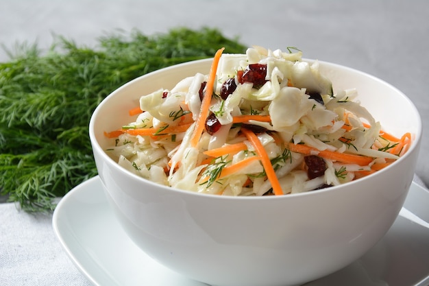 Salade De Chou Aux Carottes, Amandes Fumées Et Canneberges Séchées