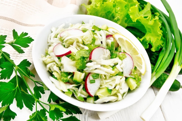 Salade de chou aux radis en assiette sur tableau lumineux