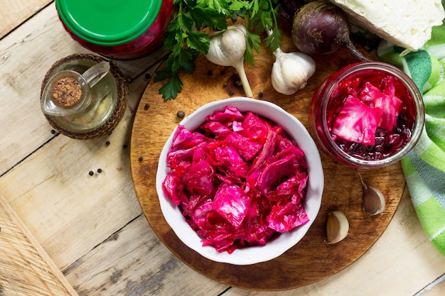 Salade de chou à la betterave sur la table en bois de la cuisine