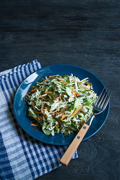 Salade de chou blanc, chou marin et carottes fraîches